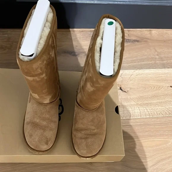 Ugg - classic fall boot in chestnut. Big kid size 4 (similar to women’s 6, imo) - Picture 4 of 6